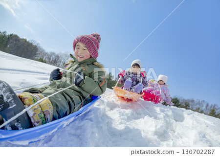 孩子們在冬季公園的雪地玩耍 孩子們在冬季公園的雪地玩耍 130702287