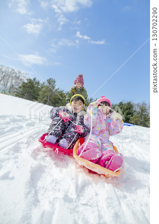 孩子們在冬季公園的雪地玩耍 130702290