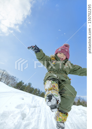 男孩在冬季公園的雪地玩耍 男孩在冬季公園的雪地玩耍 130702295