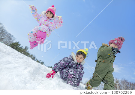 孩子們在冬季公園的雪地玩耍 孩子們在冬季公園的雪地玩耍 130702299