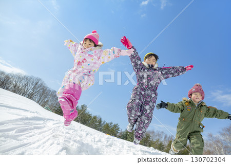 孩子們在冬季公園的雪地玩耍 130702304