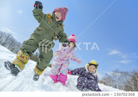 孩子們在冬季公園的雪地玩耍 孩子們在冬季公園的雪地玩耍 130702308