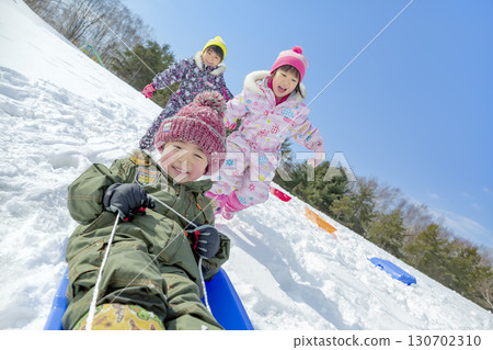 孩子們在冬季公園的雪地玩耍 孩子們在冬季公園的雪地玩耍 130702310