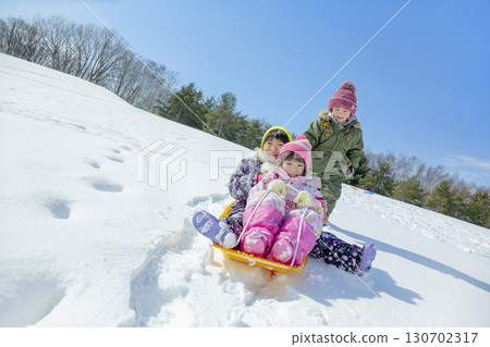 孩子們在冬季公園的雪地玩耍 130702317