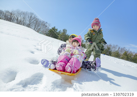 孩子們在冬季公園的雪地玩耍 孩子們在冬季公園的雪地玩耍 130702319