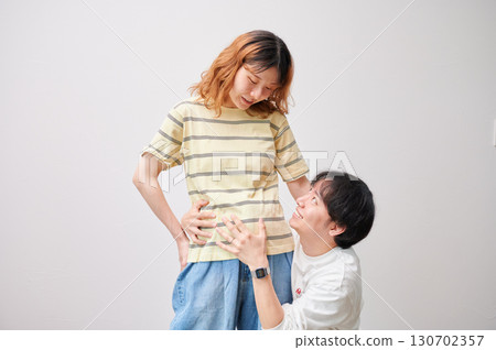 Couple facing each other, pregnant woman, maternity 130702357
