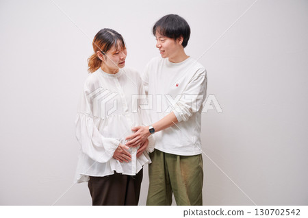 面對面的夫婦,孕婦,孕婦 面對面的夫婦,孕婦,孕婦 130702542