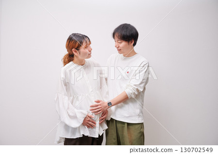 Couple facing each other, pregnant woman, maternity 130702549