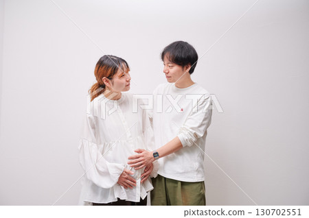 面對面的夫婦,孕婦,孕婦 面對面的夫婦,孕婦,孕婦 130702551