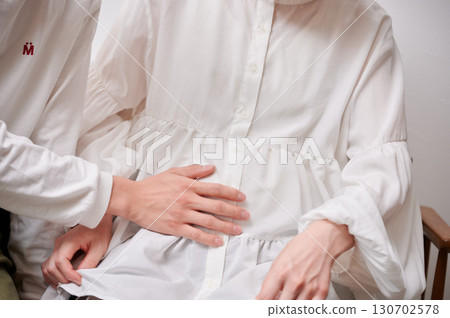 面對面的夫婦,孕婦,孕婦 面對面的夫婦,孕婦,孕婦 130702578