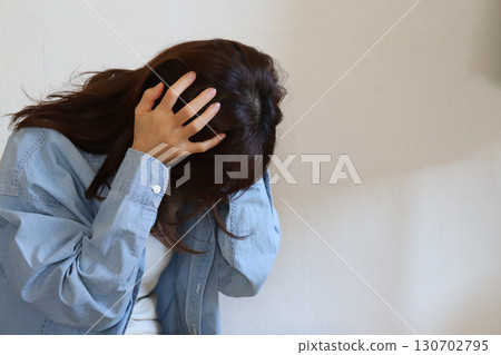 女人抱著頭，憂鬱症的形象 130702795