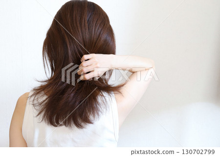 女人撫摸她的頭髮護髮 女人撫摸她的頭髮護髮 130702799
