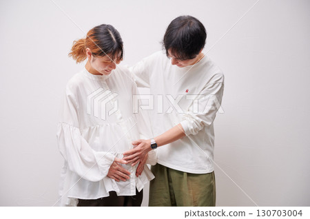 面對面的夫婦，孕婦，孕婦 130703004