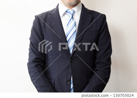 一位留著鬍鬚的商人站著不動的形象 130703024
