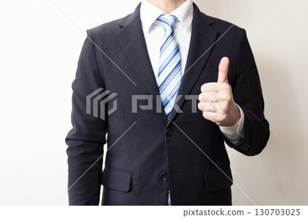 商人發出好兆頭的形象 商人發出好兆頭的形象 130703025