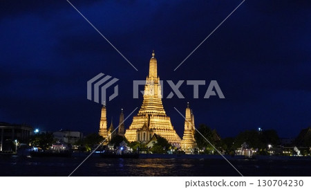 曼谷湄南河對岸的黎明寺（Wat Arun）夜景 130704230