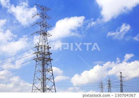 夏天藍天和輸電線 130704367
