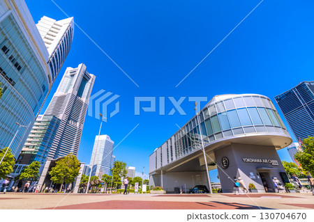 9 月 8 日，日本橫濱城市景觀。搭乘空中巴士可欣賞橫濱地標塔和櫻木町站的景色。 130704670