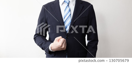 一名男員工擺出強勢姿勢的圖片(庫存照片) 一名男員工擺出強勢姿勢的圖片(庫存照片) 130705679