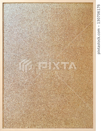 帶有薄木框架和白色木色的軟木板的垂直背景圖像 帶有薄木框架和白色木色的軟木板的垂直背景圖像 130706176