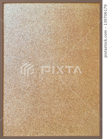 帶有薄棕色木框的軟木板的垂直背景圖像 130706179