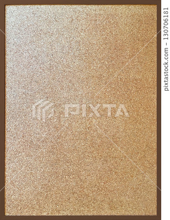 帶有深棕色窄木框的軟木板的垂直背景圖像 130706181