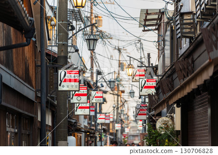 京都伏見區的龍馬通商店街,充滿復古氣息。日本京都府 京都伏見區的龍馬通商店街,充滿復古氣息。日本京都府 130706828