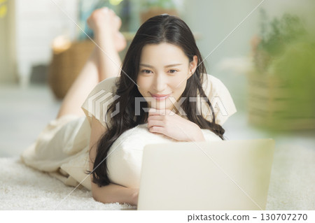 躺在客廳沙發上的女人 130707270