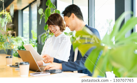 兩個商人，一男一女，開會 130707765