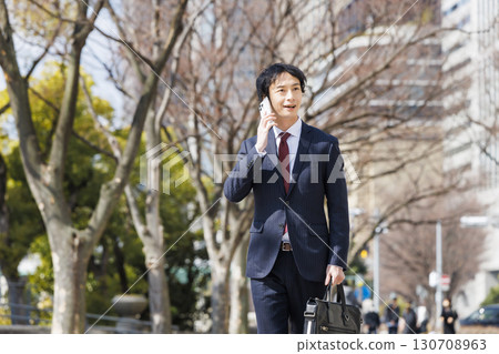 商人談話在智能手機 130708963
