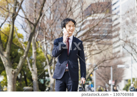 走在辦公室鎮的商人 130708988