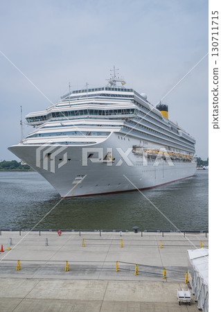 一艘大型客船停靠 130711715