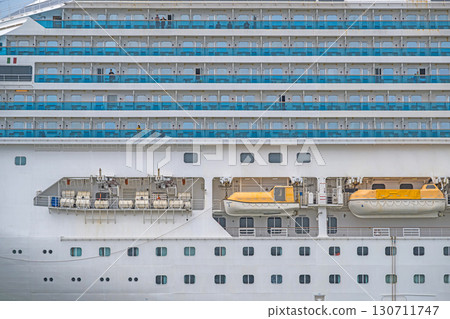 停泊的大型遊輪 130711747