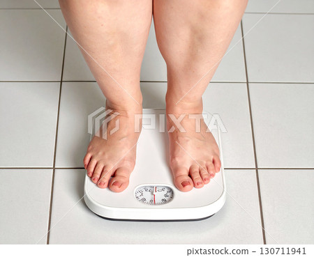 體重計上的肥胖女人 130711941