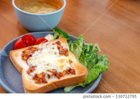 早餐吃起司吐司和湯 130712795