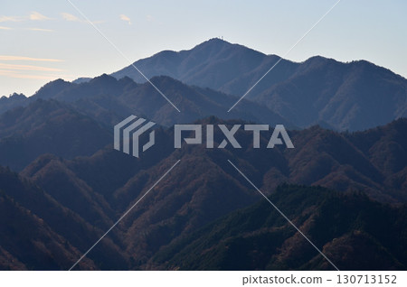 從丹澤佛花山頂瞭望台看到的大山 130713152