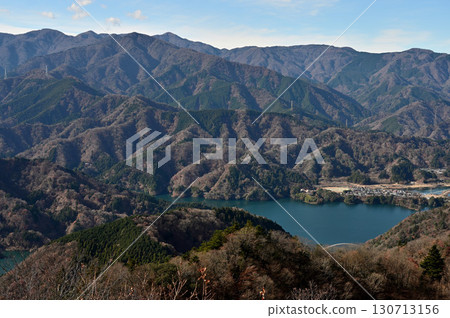 從丹澤佛花山頂瞭望台眺望：丹澤本山脊與宮瀨湖 130713156