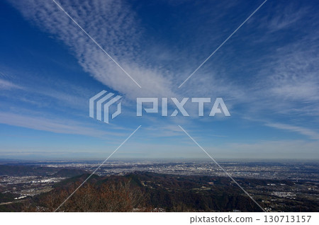 秋高氣爽的日子，從關東平原丹澤佛花山頂的觀景台望去 130713157