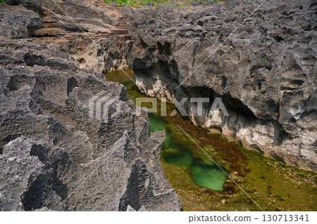 A cliff broken by the wave of the ocean. Natural azure bathing pool in the middle of the rock. A popular tourist spot on the island of Nusa Penida in Indonesia. 130713341