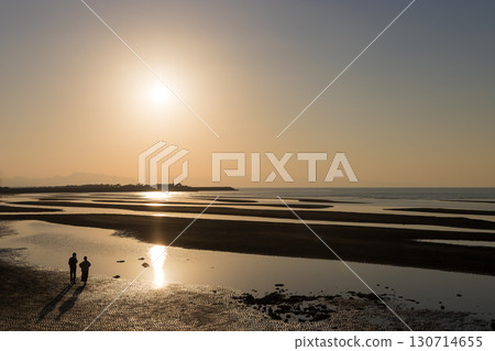 灘塗與黃昏的陽光(大分縣豐後高田市真玉海灘) 灘塗與黃昏的陽光(大分縣豐後高田市真玉海灘) 130714655