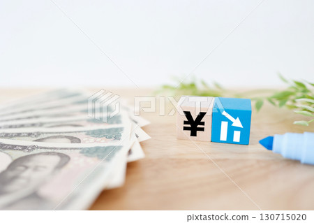 日圓符號和下跌圖表顯示日圓疲軟。 130715020