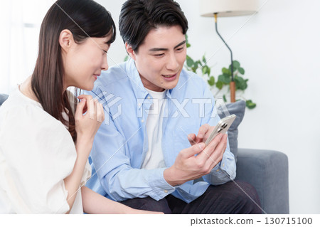 使用智能手機的年輕人和婦女 使用智能手機的年輕人和婦女 130715100