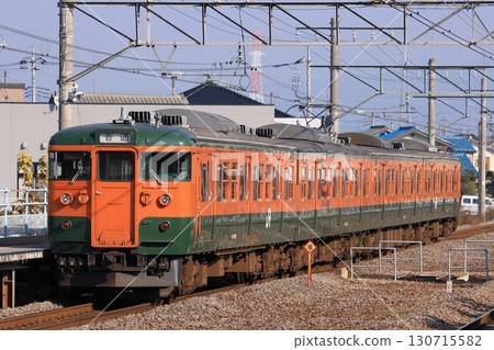 曾經活躍於關東北部的高崎車輛中心的115系列列車，拍攝於2010年11月28日 130715582