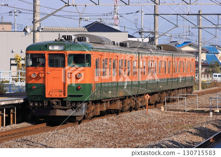 曾經活躍於關東北部的高崎車輛中心的115系列列車，拍攝於2010年11月28日 130715583