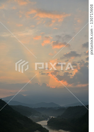 從山上看到的日出 130715608