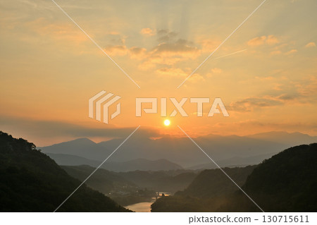 隨著冉冉升起的太陽升起的山脈 130715611