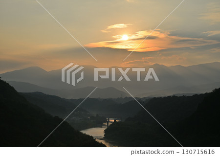 隨著冉冉升起的太陽升起的山脈 130715616