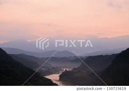 晨光染成山脈 130715619