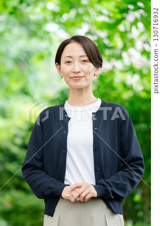 Refreshing middle woman Refreshing middle woman 130716932