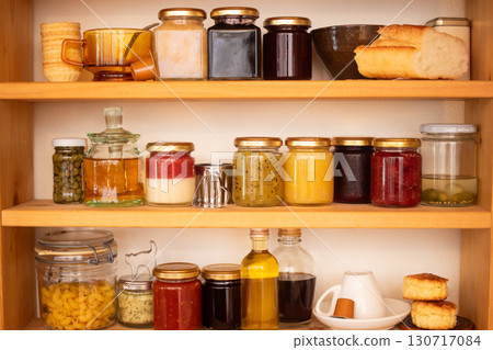 排列整齊的果醬罐(2) 排列整齊的果醬罐(2) 130717084